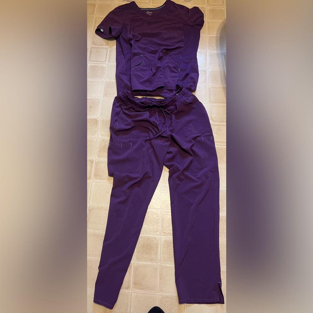 Lot of 4 pairs of scrubs, like new.